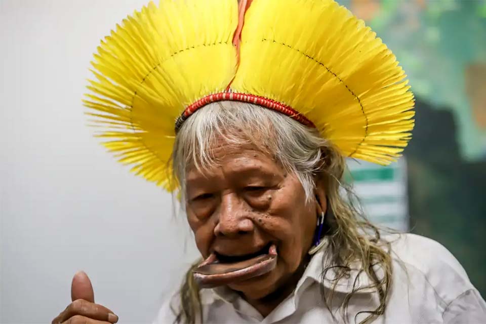 Macron concede a cacique Raoni a mais alta honraria da França