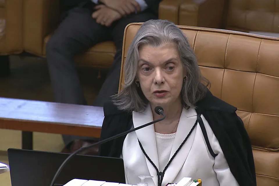 Alvo de ataques, Cármen Lúcia defende democracia e STF: 'Brasil vale a pena'