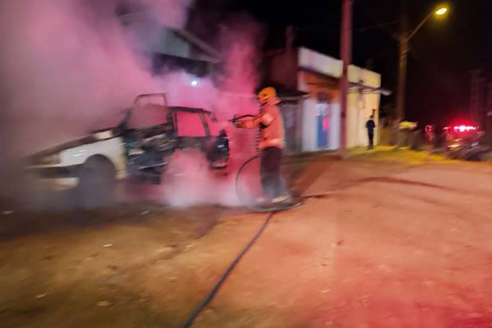 Mulher incendeia carro em oficina do ex-marido em Vilhena