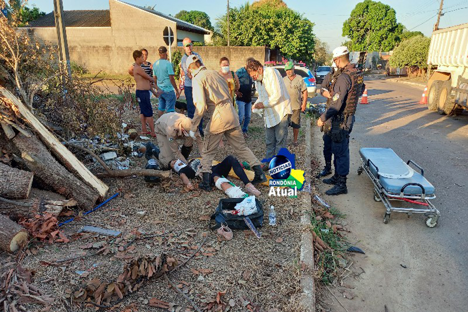 Casal em moto fica gravemente ferido ao colidir contra Caçamba da Prefeitura
