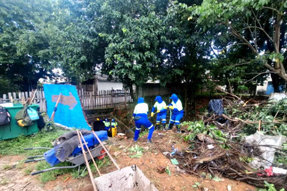 Prefeitura inicia trabalho de limpeza no canal Santa Bárbara, no centro de Porto Velho