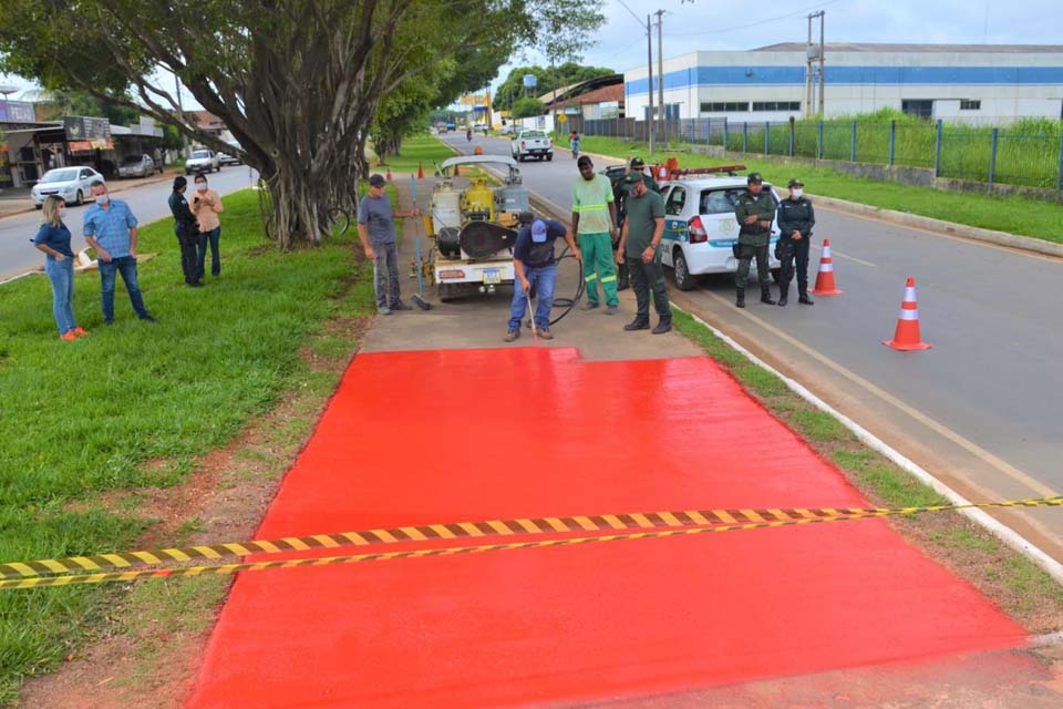Secretaria Municipal de Segurança e Trânsito inicia pintura na ciclovia da Avenida JK