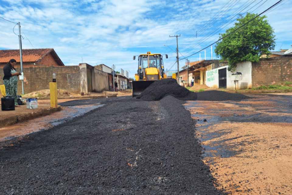 Prefeitura de Porto Velho realiza tapa-buracos na rua Lúcia Carvalho, zona Leste da cidade