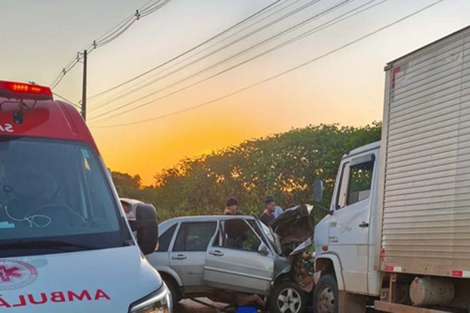 Motorista fica preso as ferragens em colisão entre carro e caminhão