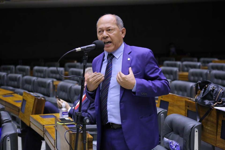 Coronel Chrisóstomo celebra lei que limitou em 18% o ICMS sobre combustíveis e outros produtos essenciais