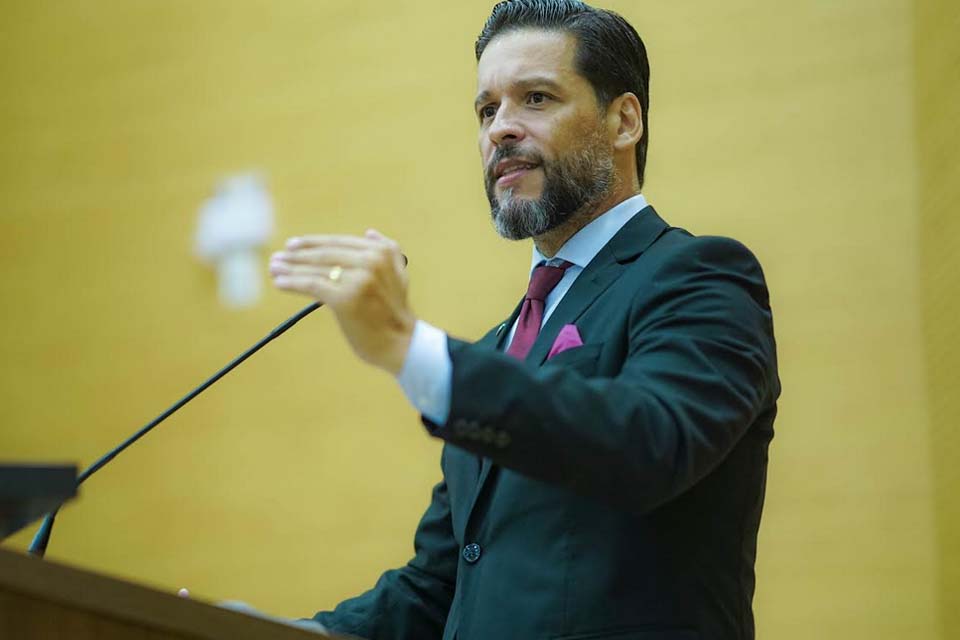 Delegado Camargo cobra do Governo solução imediata para greve e melhorias na educação