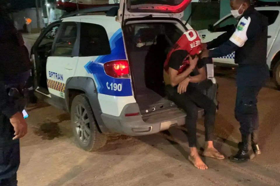 Motociclista embriagado é preso com droga após fuga da Polícia 