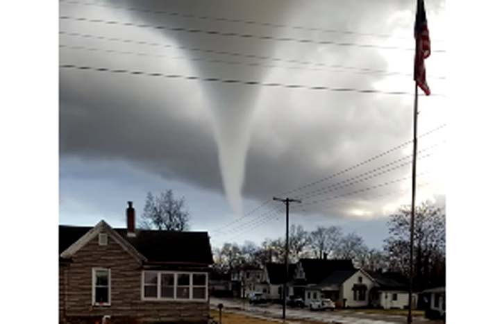 Homem grava momento exato de tornado tocando o chão