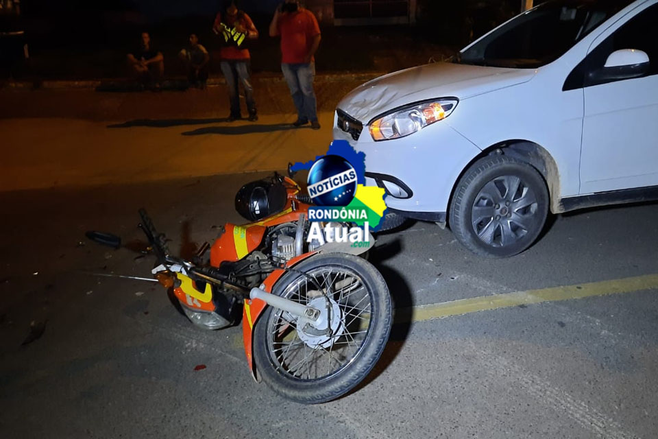 Mototaxista é colidido na traseira e arremessado contra outro carro
