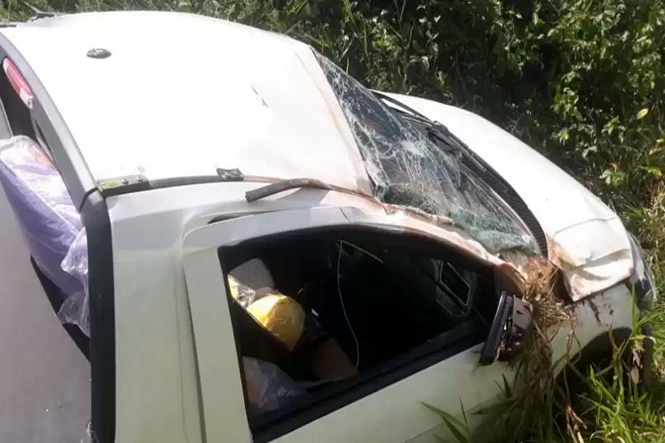 Motorista capota carro na RO-479 após pneu de veículo estourar