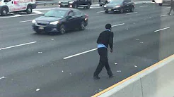 Viajantes recolhem dinheiro no meio de estrada 