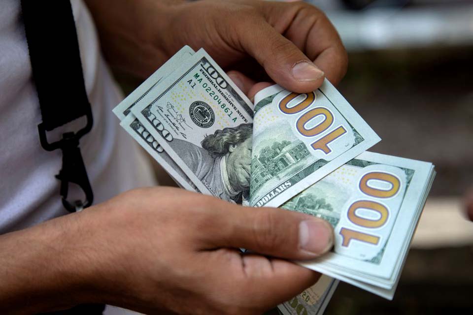 Dólar cai para R$ 5,12 e fecha terceira semana seguida de queda