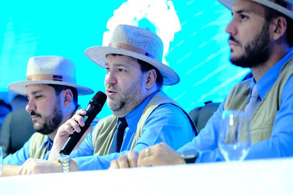 Alex Redano anuncia Audiência Pública em junho, durante discurso em sessão na Rondônia Rural Show