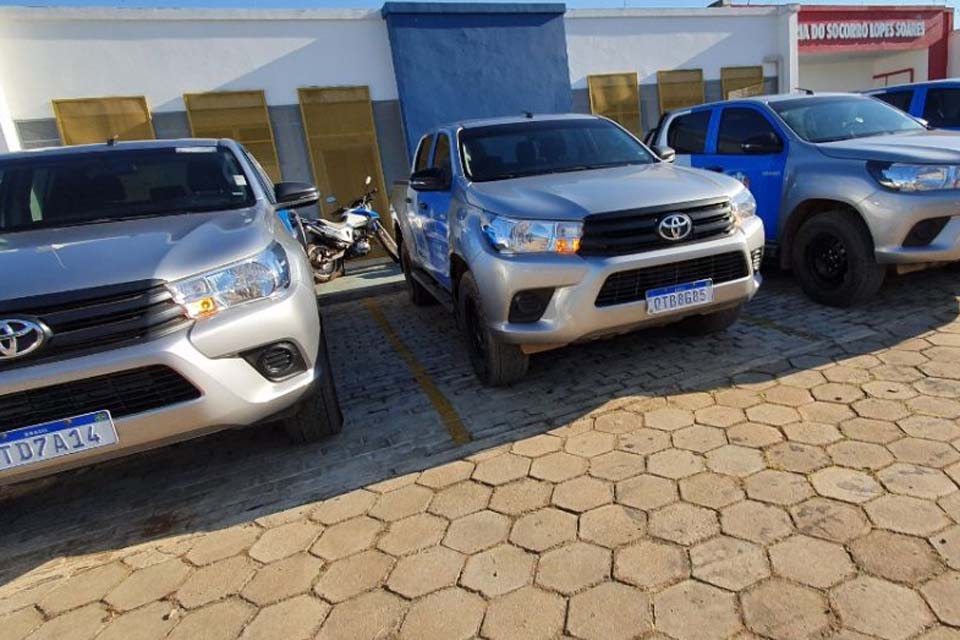 Com recurso próprio, prefeitura adquire 4 caminhonetes novas para atender a secretaria de educação