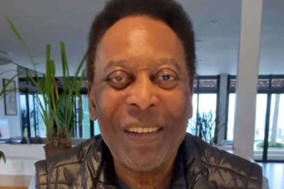 Pelé é internado em São Paulo após sofrer desmaio