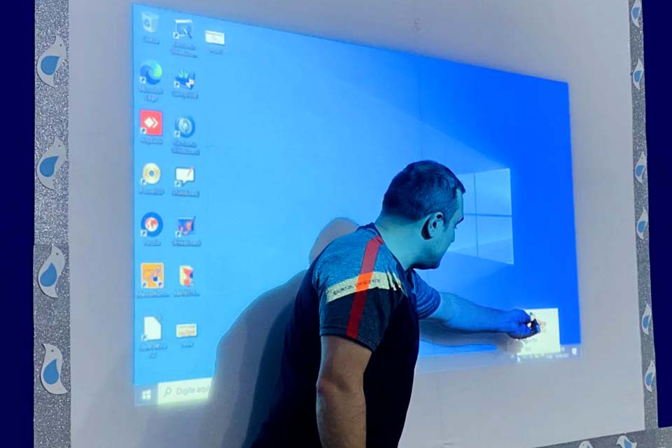 Prefeitura inicia implantação de lousas digitais nas escolas da rede municipal de ensino