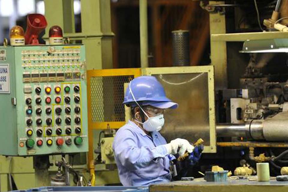 Produção industrial reverte queda e sobe 0,1% em outubro, mostra IBGE