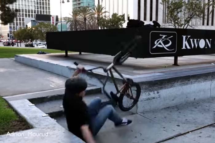 Jovem quebra o dedo após manobra de BMX