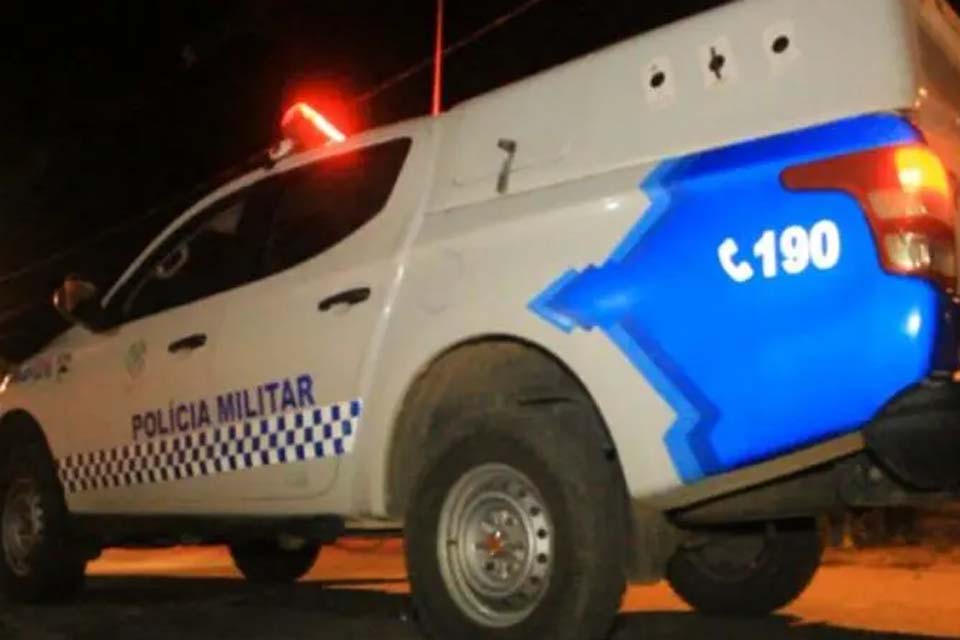 Homem fica desacordado após ser agredido por trio em casa de show