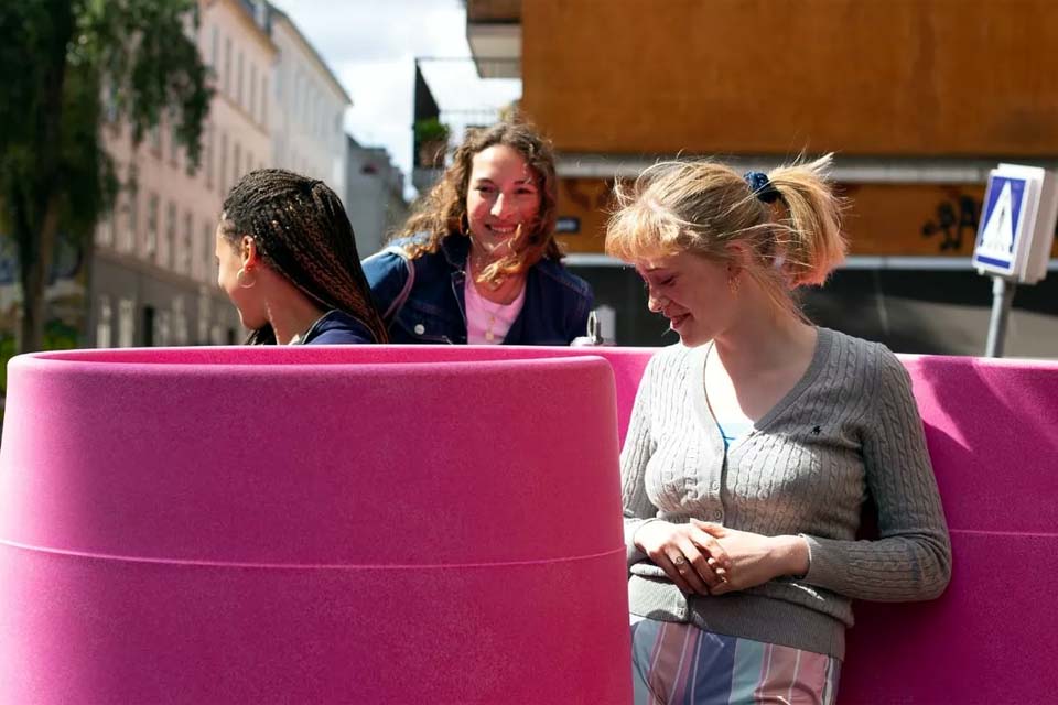 Женские писсуары в дании. Девушка пишет в блокноте за партой. Девушки писают на природе. Человек записывает в блокнот. Девушки писаются.