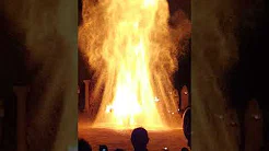 Artista faz exibição incrível com fogo