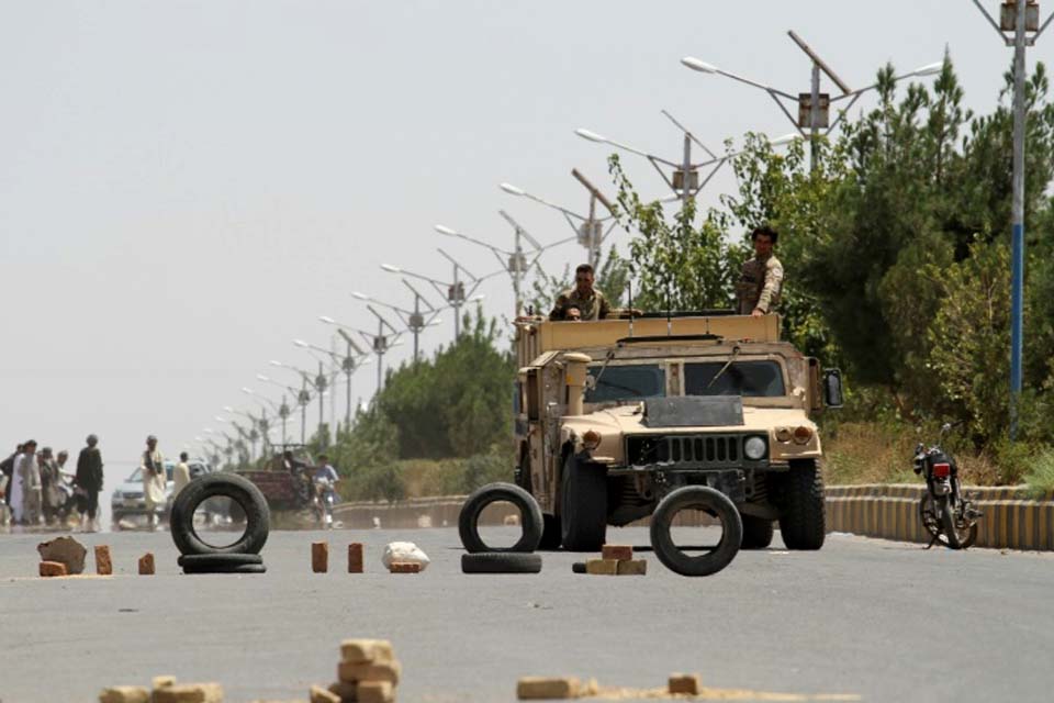 Talibãs capturam segunda capital provincial no Afeganistão em menos de 24 horas