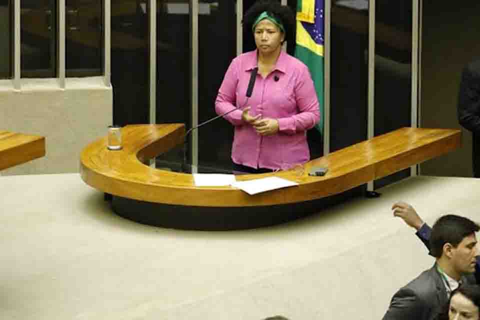 Deputada Sílvia Cristina critica queima de casas e currais e retirada de produtores de suas terras documentadas