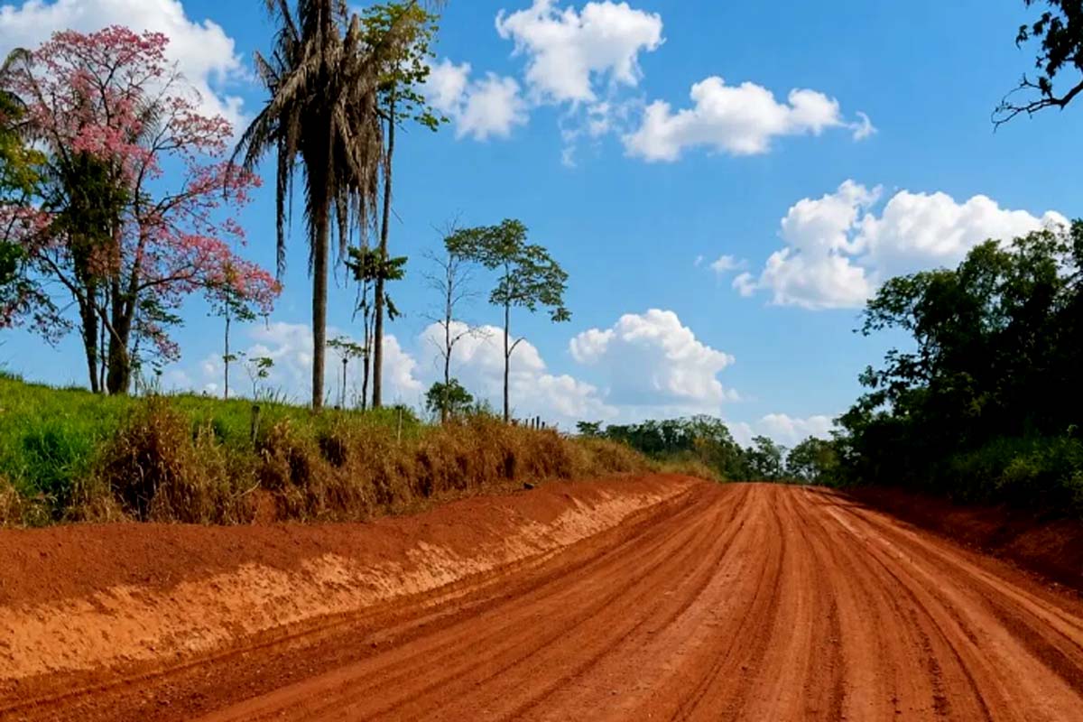 Trecho da RO-010 entre Monte Negro e Cacaulândia recebe serviços de manutenção do governo 