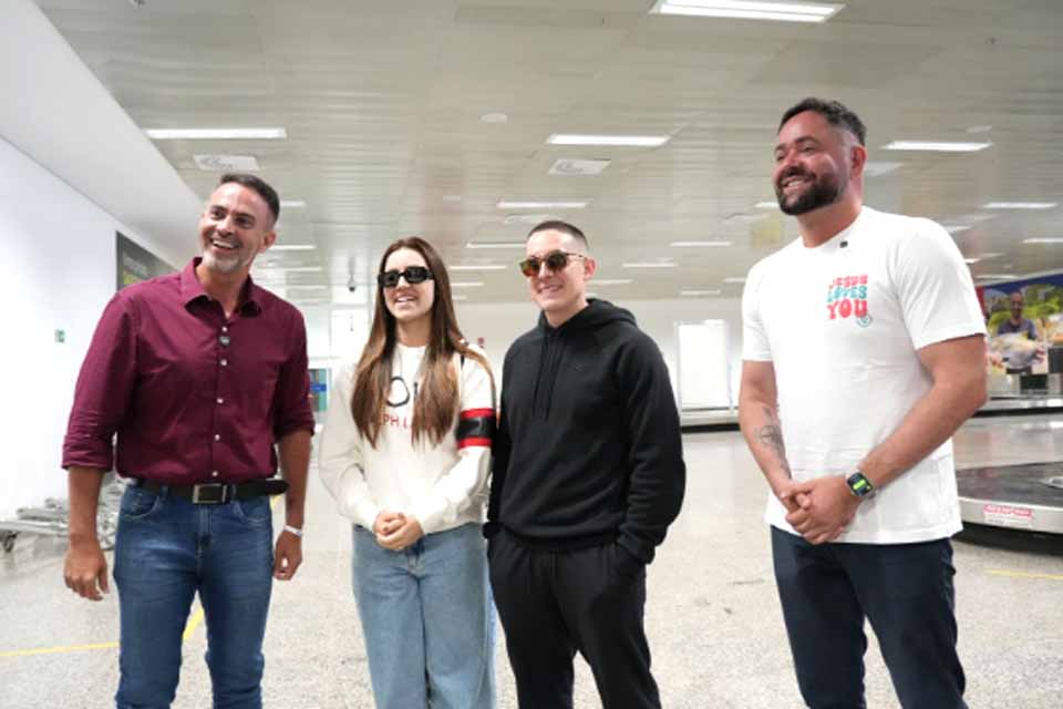 Prefeito Léo Moraes recepciona artistas no aeroporto para abertura das comemorações do aniversário da cidade