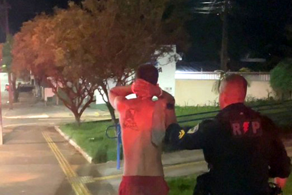  Furto de veículo termina com troca de tiros, um suspeito morto e outro preso