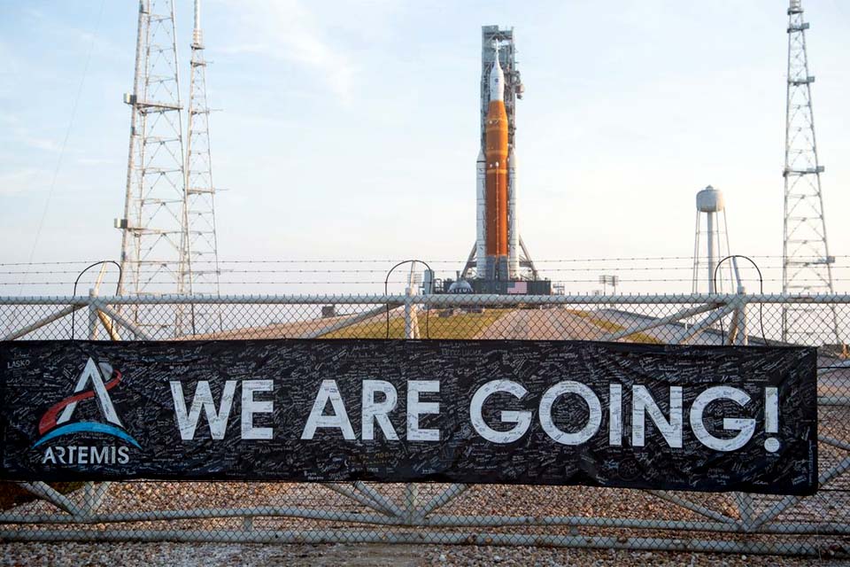 Contagem regressiva: foguete da missão Artemis I chega a espaçoporto