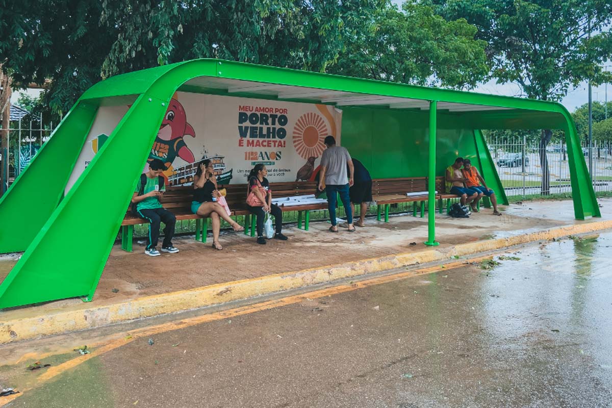 Novo abrigo de ônibus oferece mais conforto e tecnologia aos passageiros em Porto Velho