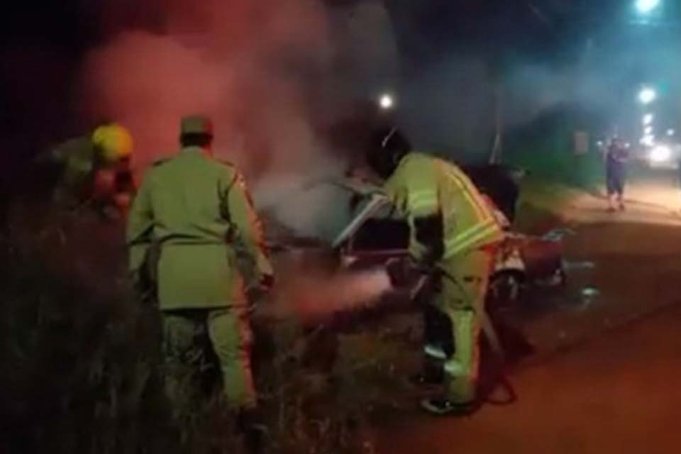 Na capital, motorista se envolve em acidente de trânsito, foge, mas tem carro incendiado