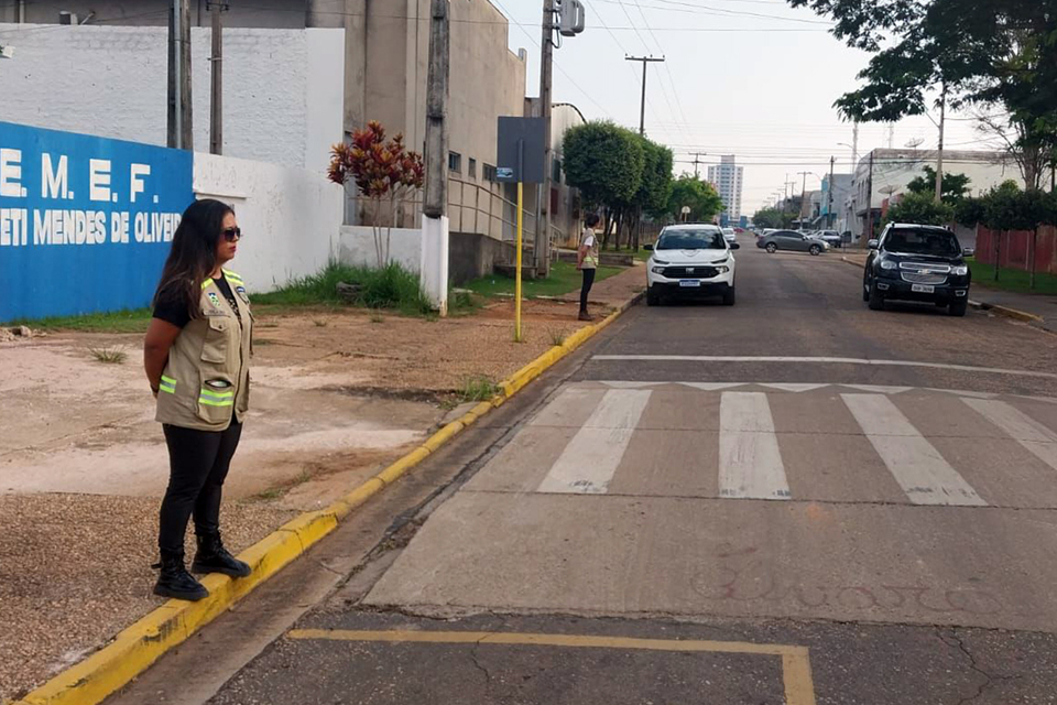 Em Vilhena, a Semtran e a Polícia Militar desenvolvem o Projeto Sinalizar nos perímetros escolares