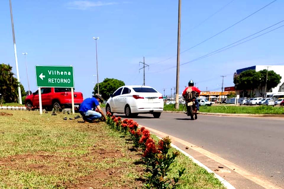 Prefeitura revitaliza rotatórias da BR-364 através de parceria da Semosp com Semma