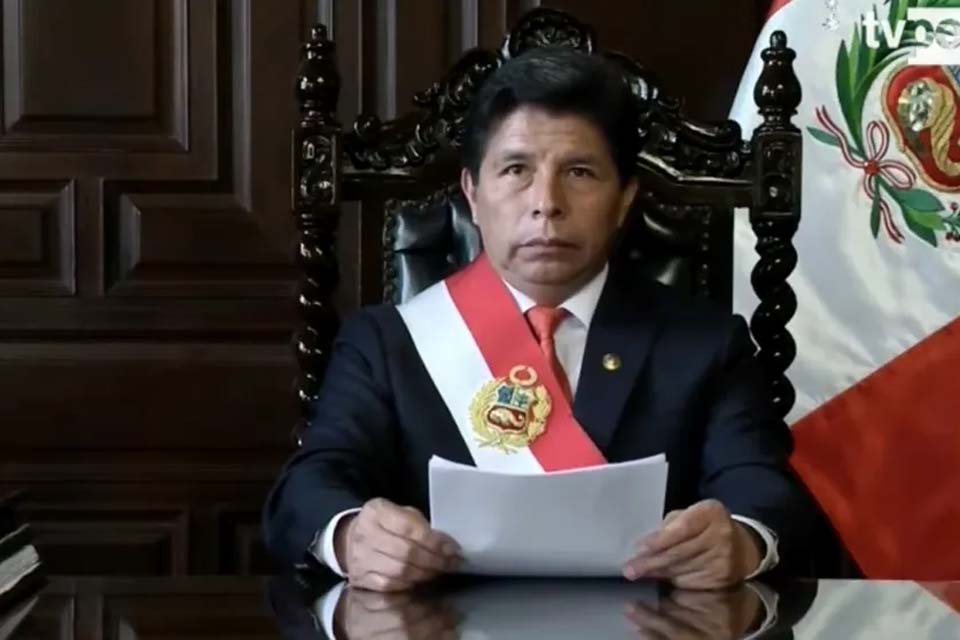 Pedro Castillo é preso após ser destituído pelo Congresso do Peru, diz jornal