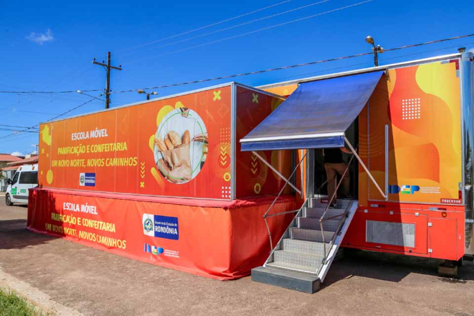 Escolas móveis do governo geram oportunidades em vários municípios