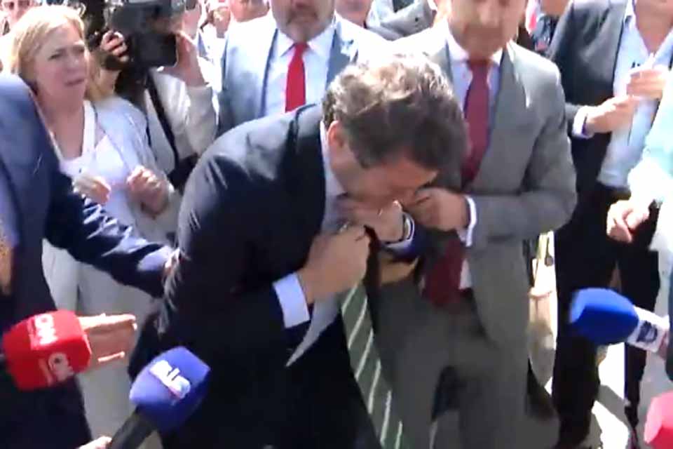 Líder da extrema direita de Portugal passa mal mais uma vez durante comício