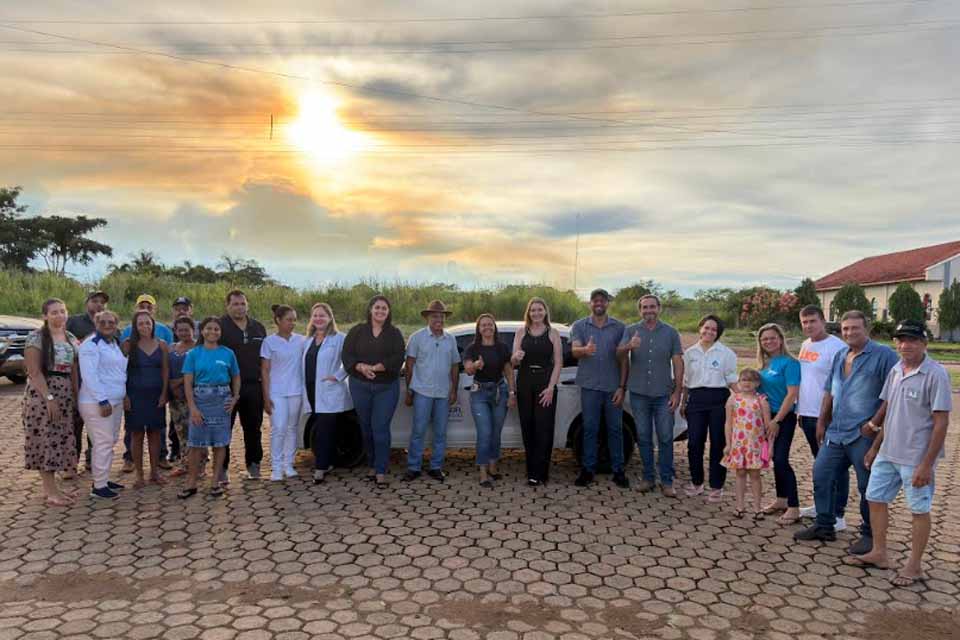 Deputada Gislaine Lebrinha entrega veículo para unidade de saúde do Distrito de Santana