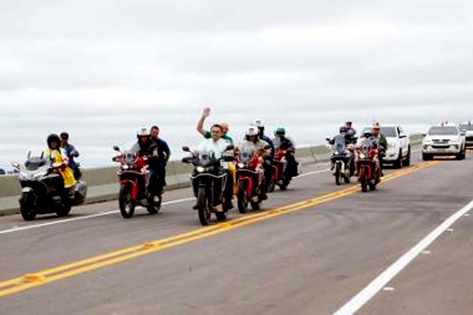 Mesmo sem capacete, Presidente Bolsonaro não cometeu infração, por um detalhe