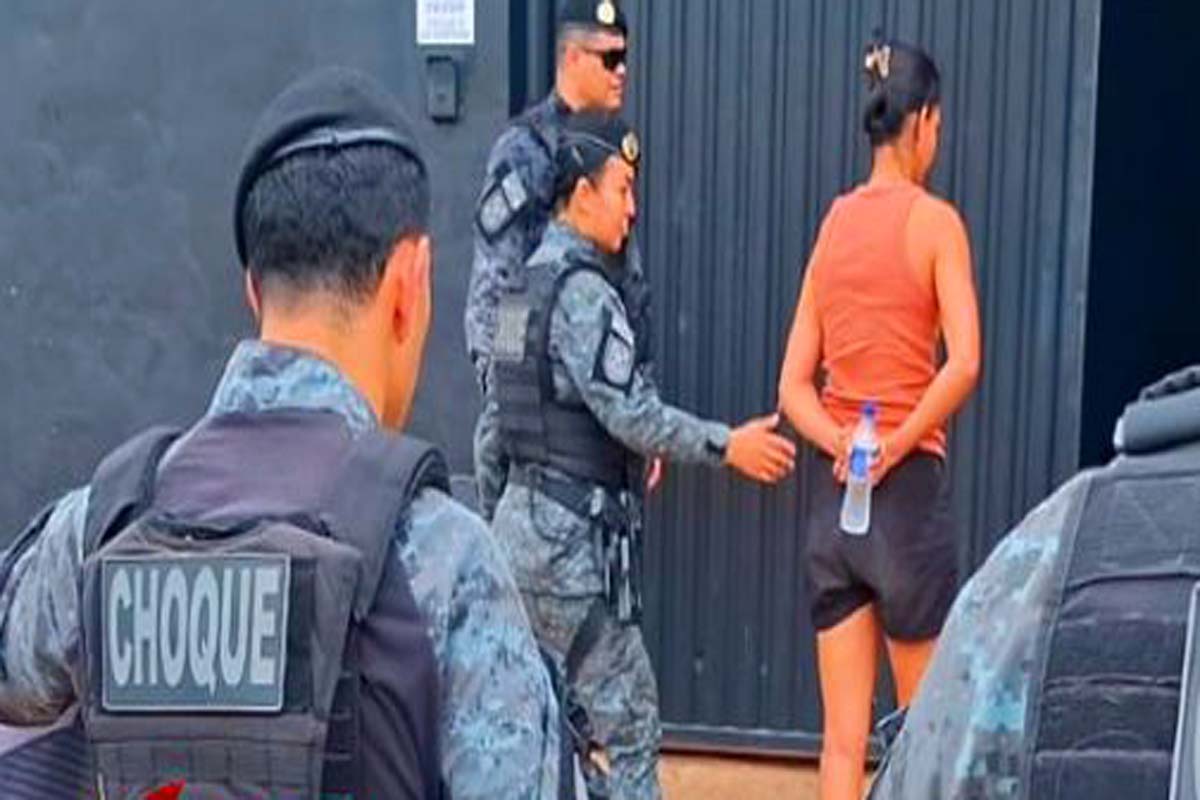 Trio é preso com pistola calibre .40 durante ação policial no bairro Arigolândia