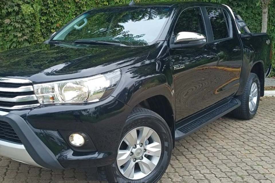 Criminosos fazem família refém e fogem levando caminhonete Hilux