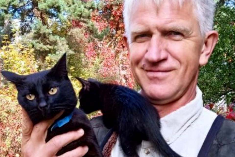 Ativista russo que ajudou ucranianos a regressar para casa morre na prisão