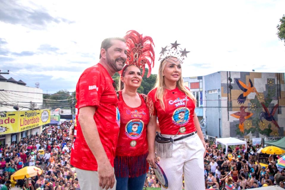 Banda do Vai Quem Quer arrasta multidão de foliões pelas ruas da capital; prefeitura apoiou a realização do desfile