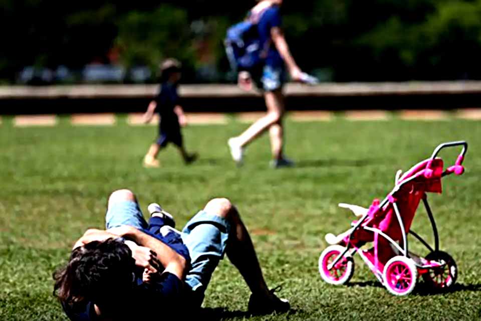 Licença-paternidade é avanço, mas ainda é desigual no cuidado infantil
