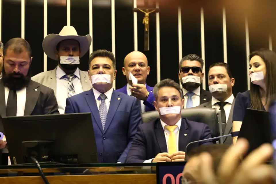 Oposição ocupa plenários por anistia a 8/1 e impeachment de Moraes