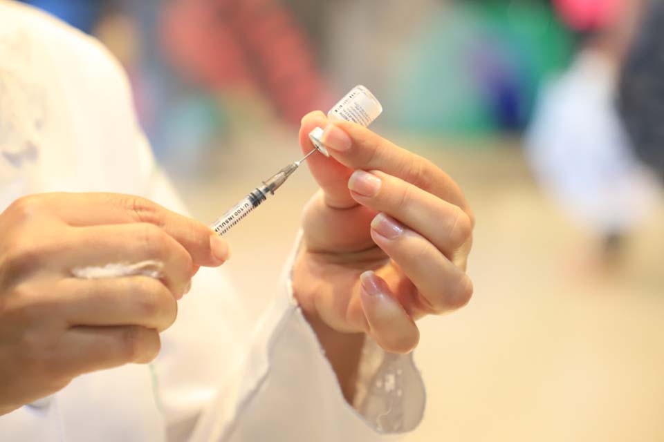 Notícias falsas provocam baixa adesão à vacinação contra a gripe, afirma infectologista