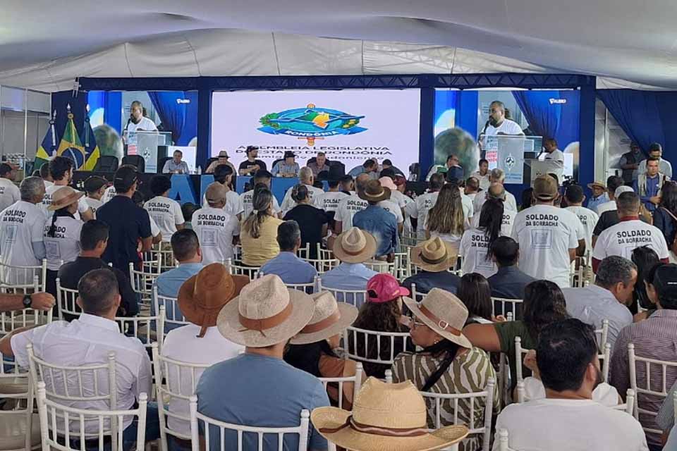 Governo de Rondônia e Incra entregam títulos de propriedade rural durante a Rondônia Rural Show Internacional