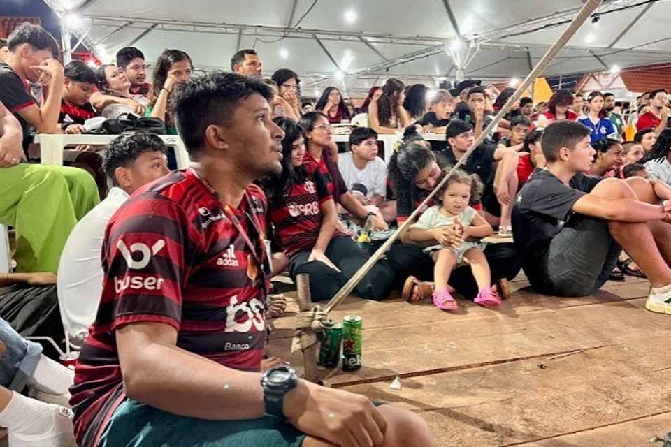 Torcedores lotam espaço gastronômico para assistir à final da Libertadores
