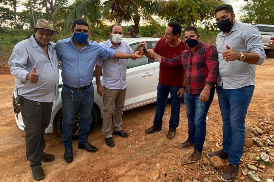 Laerte Gomes entrega veículo para atender administração do Centro de Recuperação Vida e Luz de Espigão do Oeste
